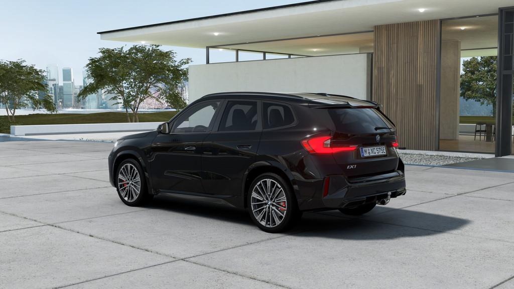 BMW iX1 eDrive20 M Sport / Trekhaak / Panoramadak / Sportsto, Zwart, Zwart, Leder, Nieuw