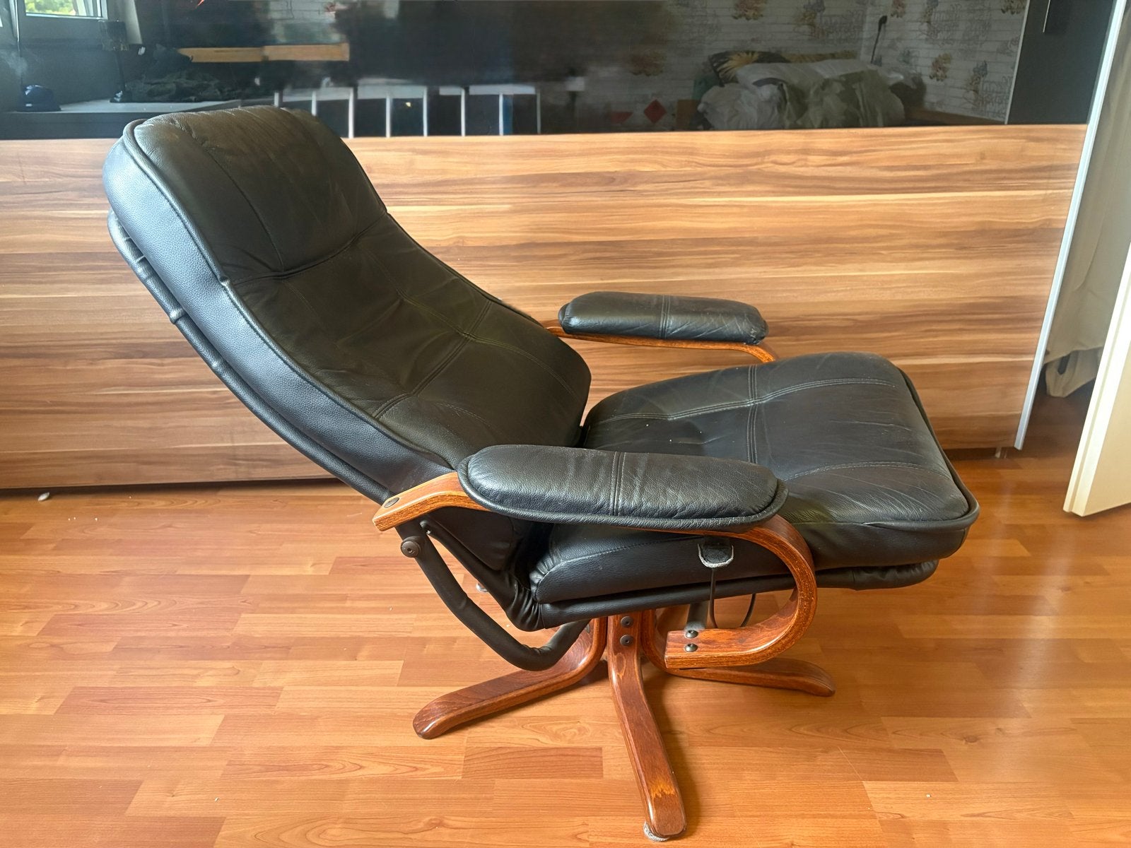 Zwarte leren relaxfauteuil met houten onderstel, Ophalen, Gebruikt, Leer, 75 tot 100 cm