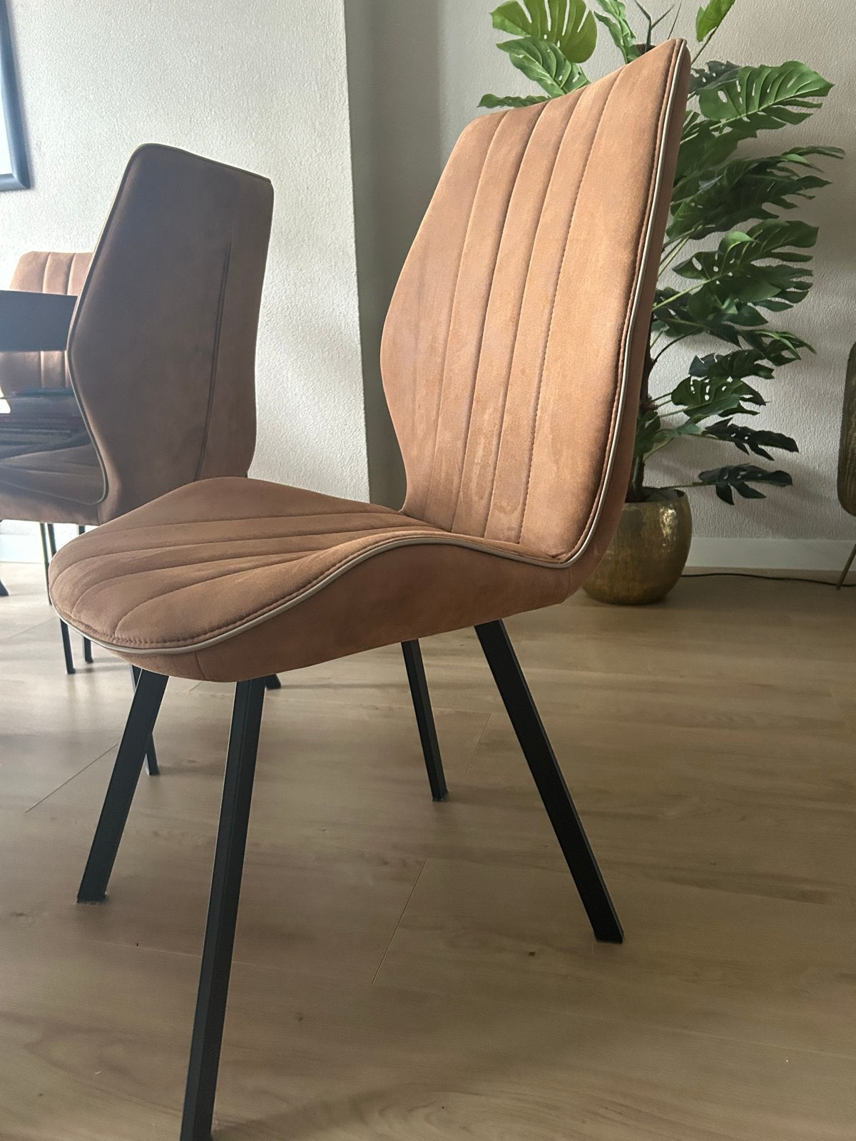 Foto 5 van Design eettafel met 8 stoelen - Zwart Amerikaans eiken