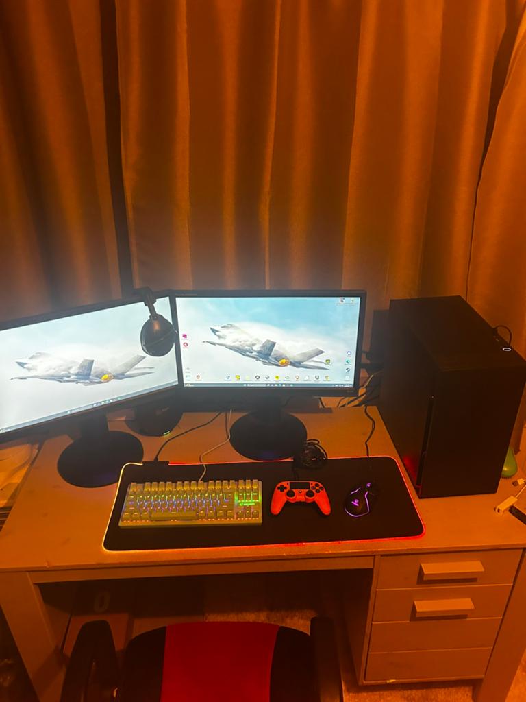 Complete Gaming Setup-2 monitoren, gaming pc en accesories, Online, Overige genres, Ophalen of Verzenden, Zo goed als nieuw