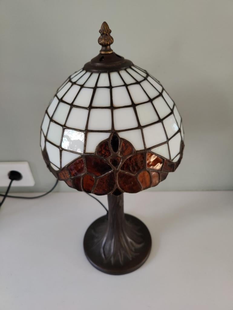 Vintage Tiffany Stijl Tafellamp - Wit en Bruin Glas, Gebruikt, Ophalen of Verzenden, Minder dan 50 cm, Tiffany