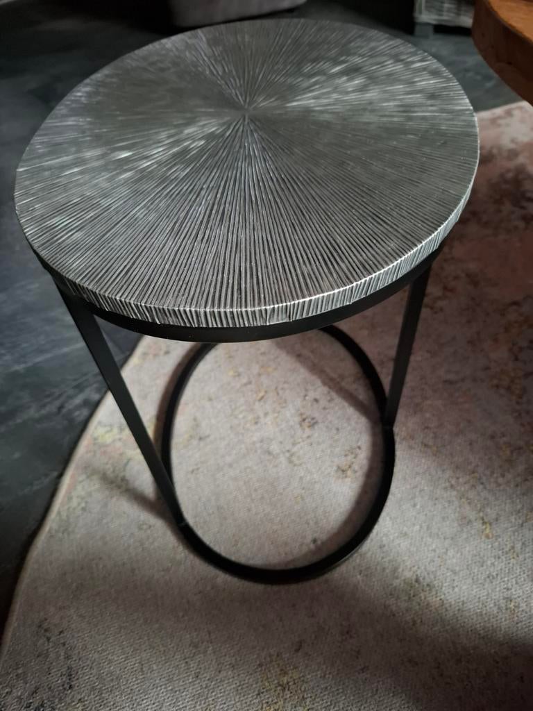 Modern bijzettafeltje met  metalen blad, Minder dan 55 cm, Modern, Industrieel, Metaal of Aluminium, Rond