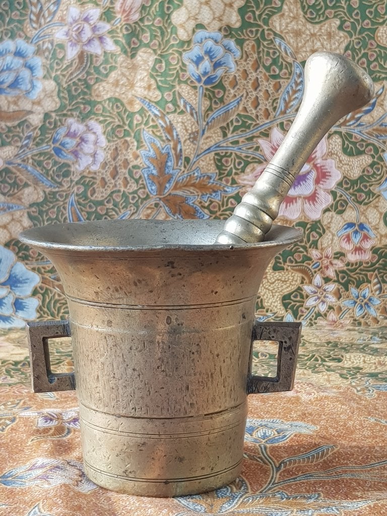 Mooie zware antieke vijzel met stamper uit Duitsland 10,9 cm