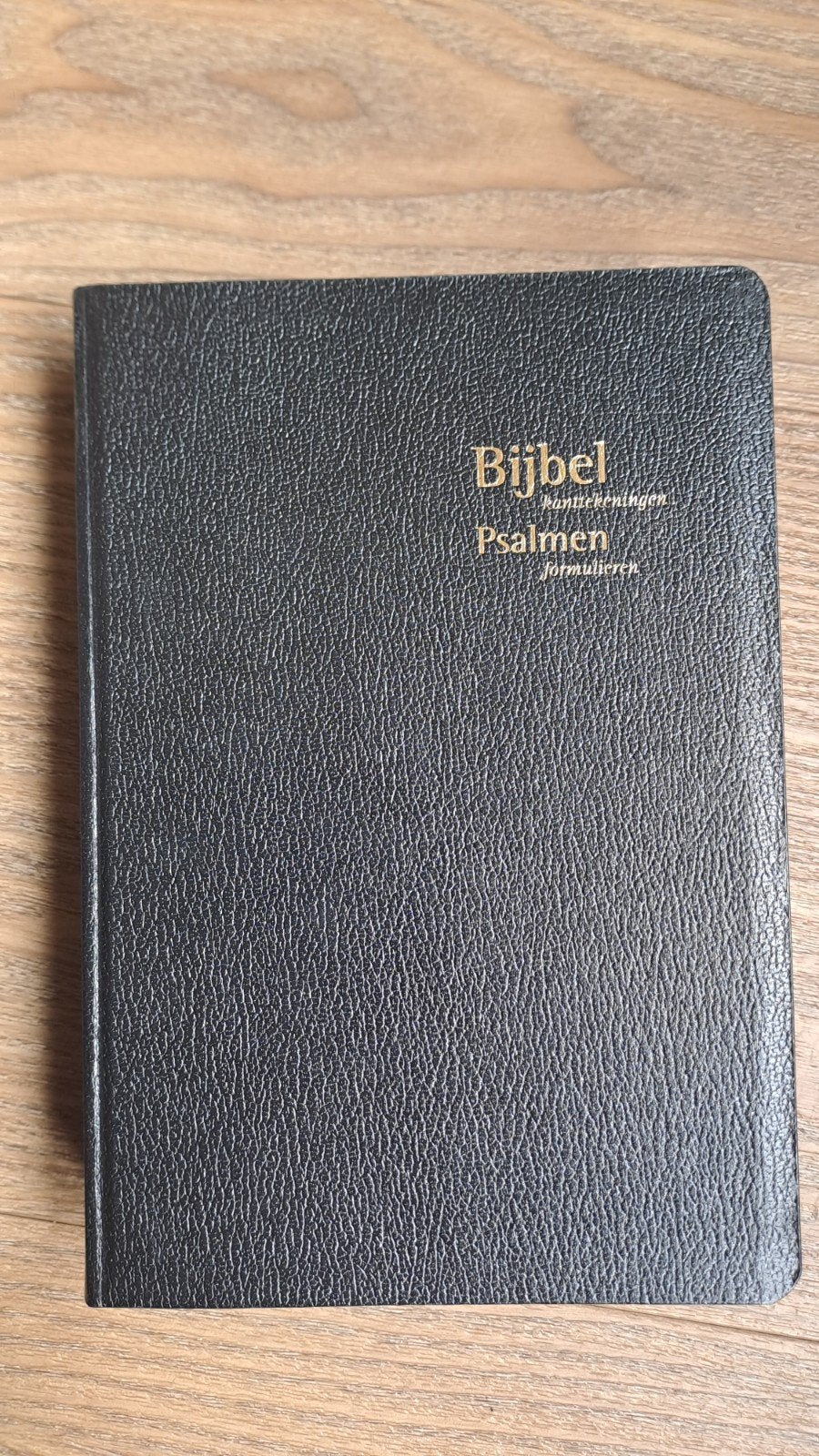 nieuwe Bijbel met kanttekeningen in zwart leer, Antiek en Kunst, Ophalen of Verzenden