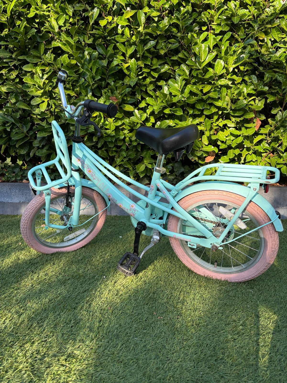 Kinderfiets 16 inch - Lichtblauw met roze banden, Fietsen en Brommers, Fietsen | Kinderfietsjes, Ophalen, Gebruikt, Velgrem, 16 tot 20 inch