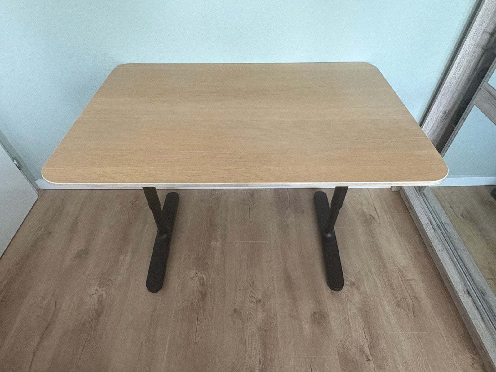 Stijlvolle houten tafel met metalen onderstel, Ophalen, Gebruikt, 100 tot 150 cm, Tot twee personen