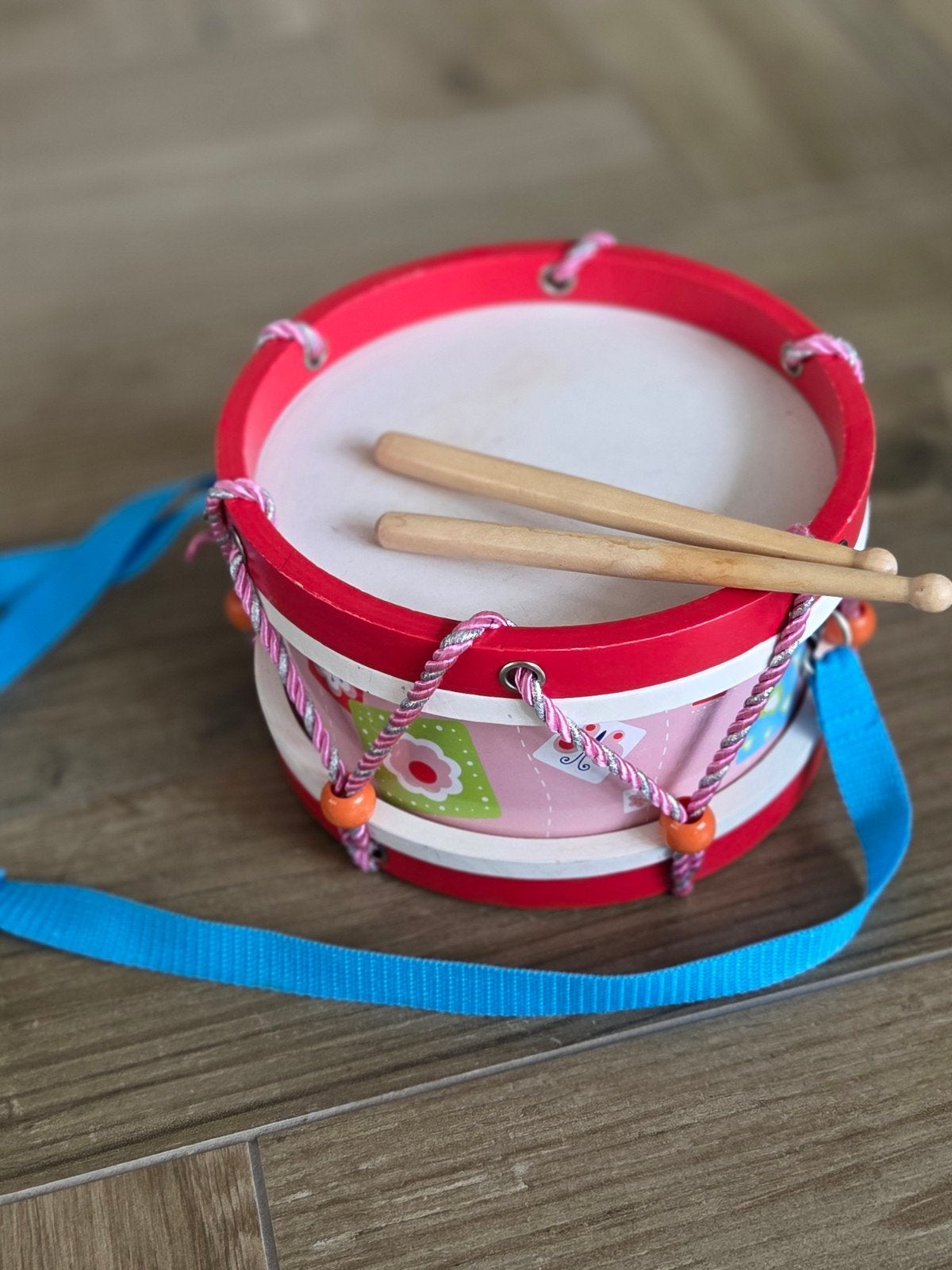 Houten speelgoedtrommel met stokjes en draagband, Ophalen of Verzenden, Gebruikt, Jongen of Meisje