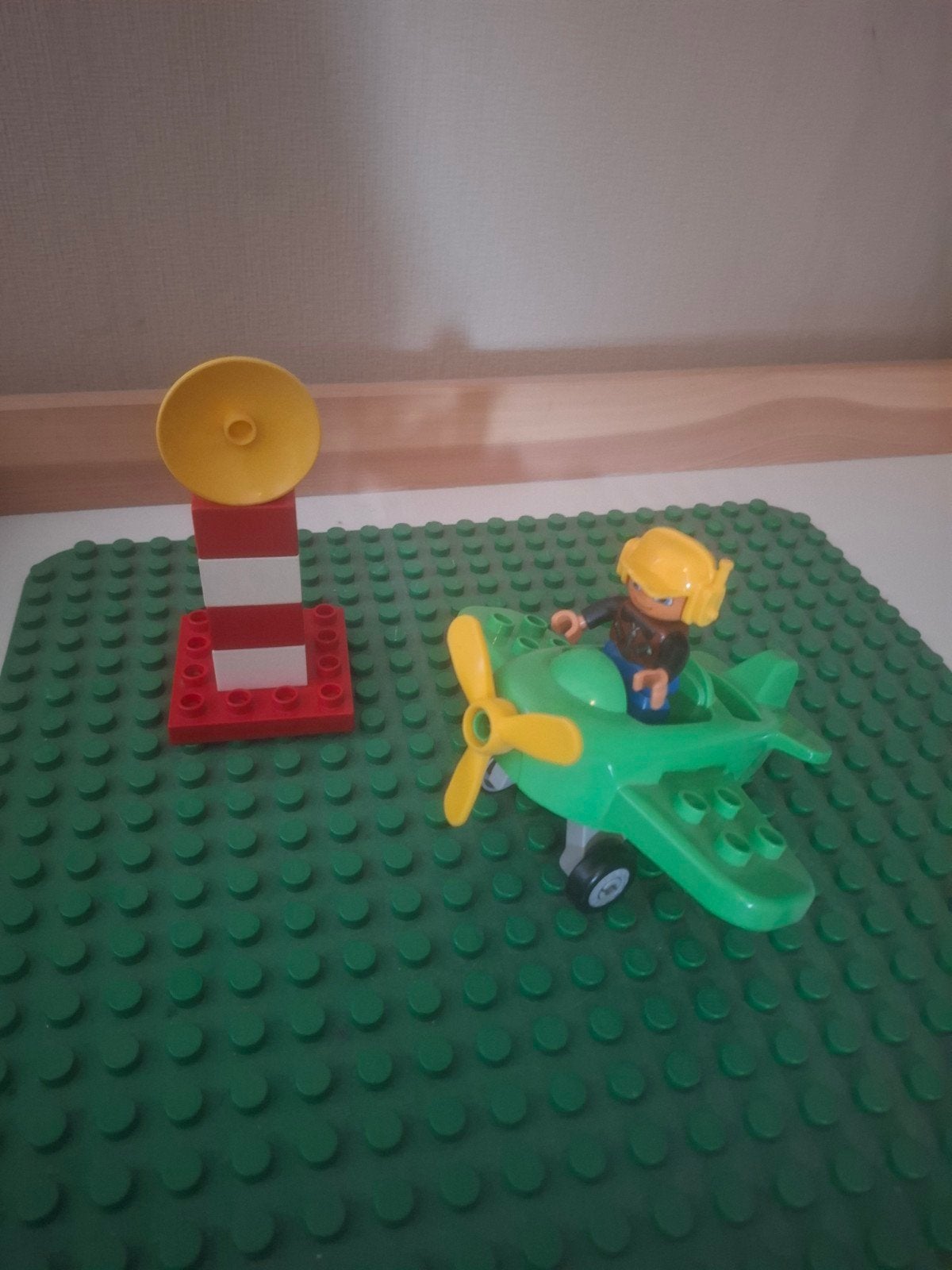 Duplo vliegtuig met piloot en verkeerstoren, Kinderen en Baby's, Speelgoed | Duplo en Lego, Inclusief minifiguren, Gebruikt, Ophalen of Verzenden