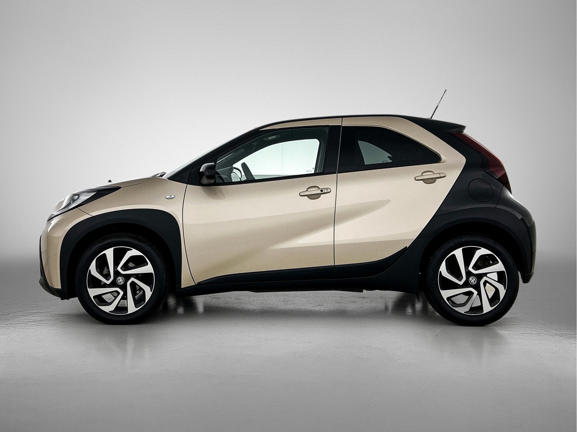 Toyota Aygo X 1.0 VVT-i S-CVT Pulse + | BTW Voertuig | Parke, Stof, Gebruikt, Zwart, 4 stoelen
