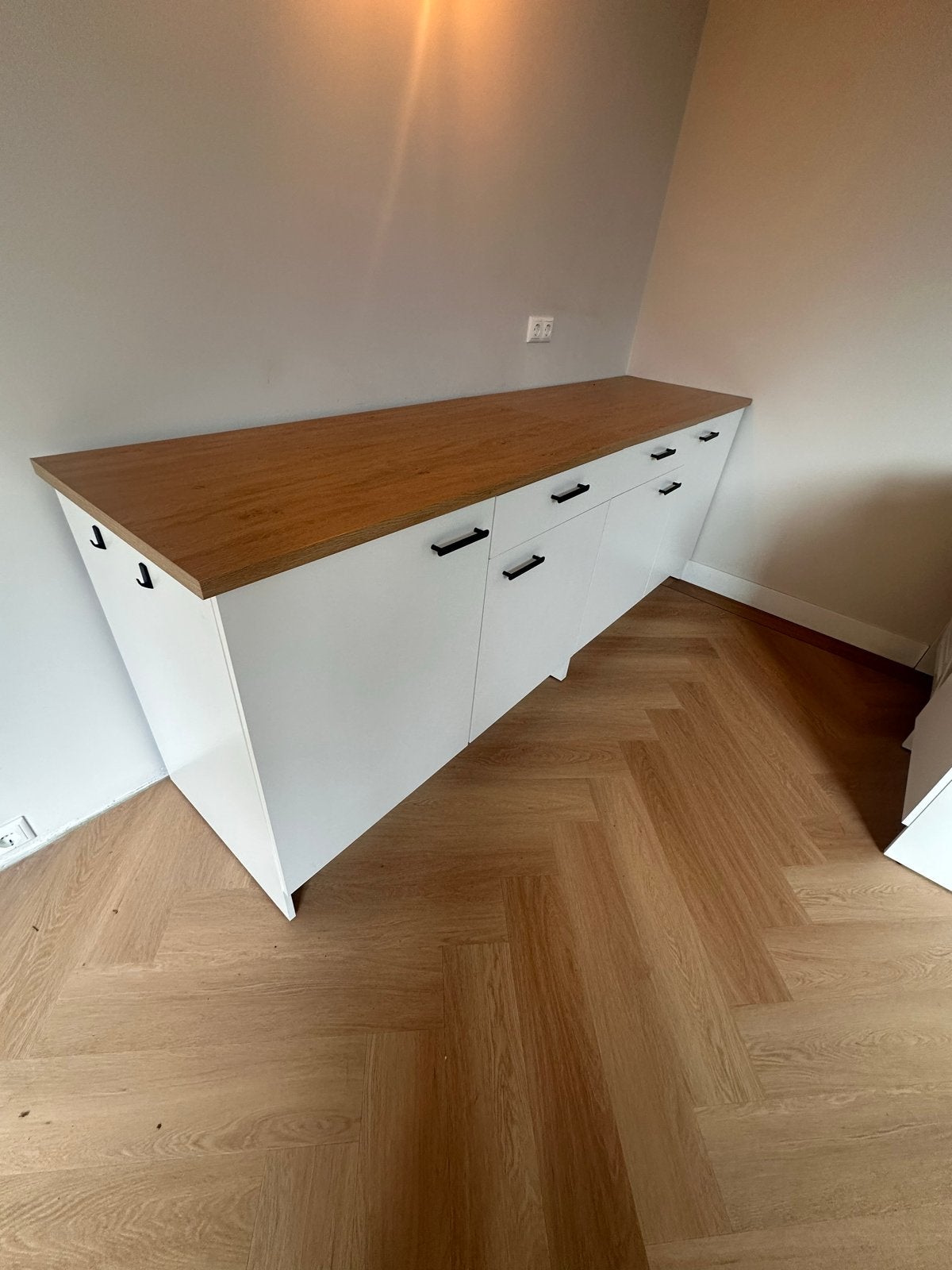 Strak wit keukenblok met houten blad en zwarte handgrepen, Ophalen, Zo goed als nieuw, 200 cm of meer, Met lade(s)