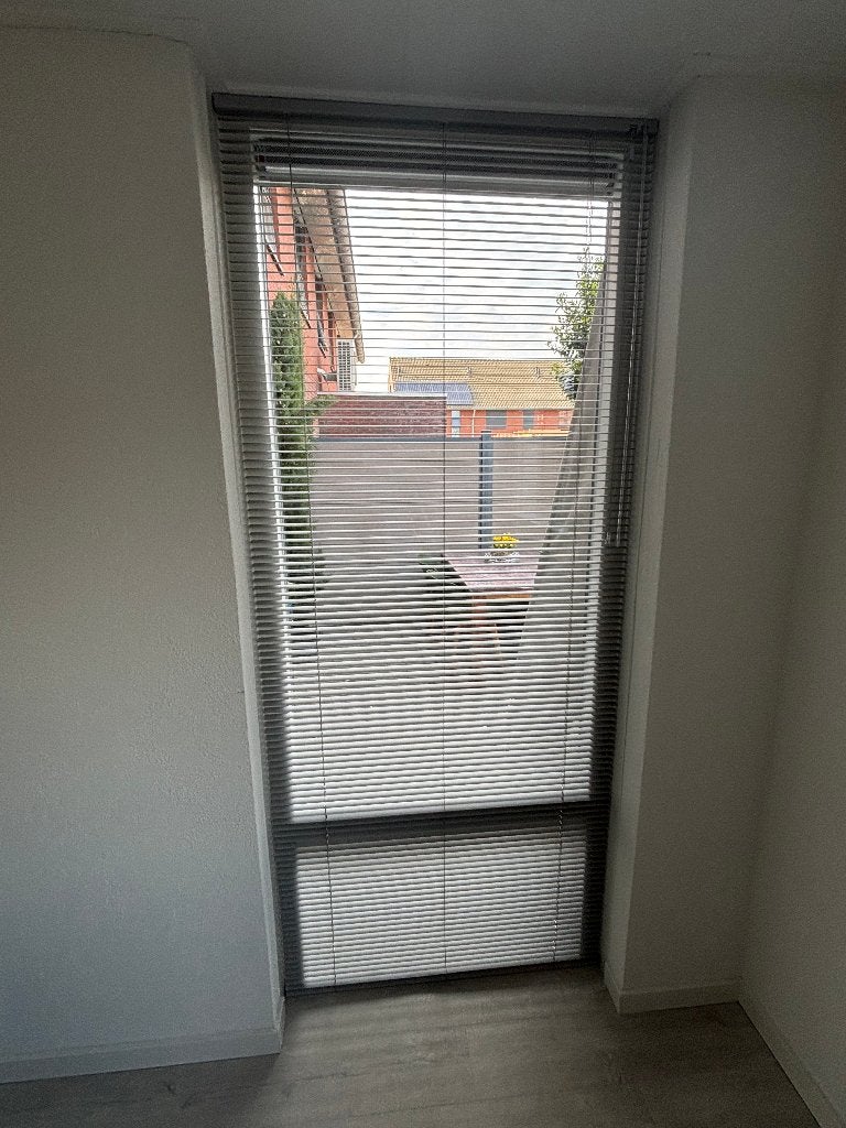 Als nieuw! Prachtige jaloezieën / luxaflex lichtgrijs 3x, Huis en Inrichting, Ophalen, Jaloezie, Verduisterend, Metaal