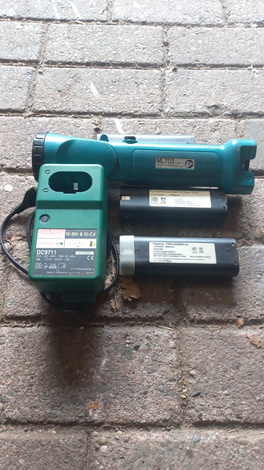 Makita DC9711 oplader met ML702 lamp en 3 accu's, Ophalen, Gebruikt, Minder dan 400 watt, Overige typen