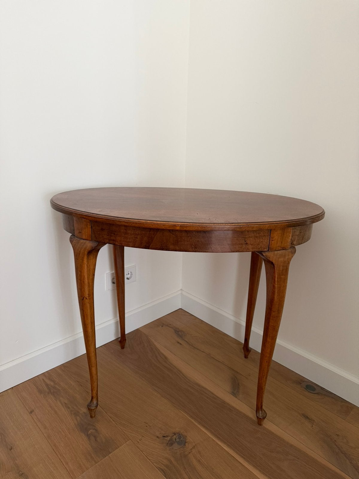 Antieke ovale bijzettafel met sierlijke poten, Antiek en Kunst, Ophalen