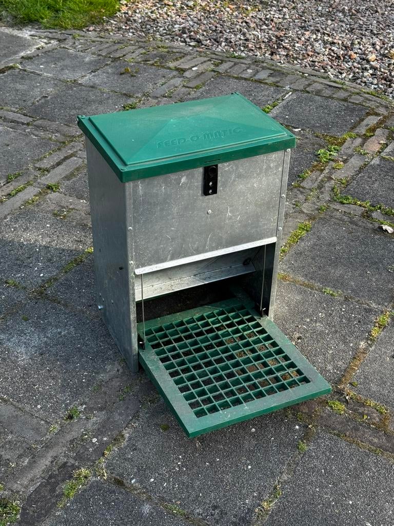 Feed-o-matic trapbak voersilo voor kippen, Dieren en Toebehoren, Pluimvee | Toebehoren, Ophalen, Zo goed als nieuw, Drinken en Voederen