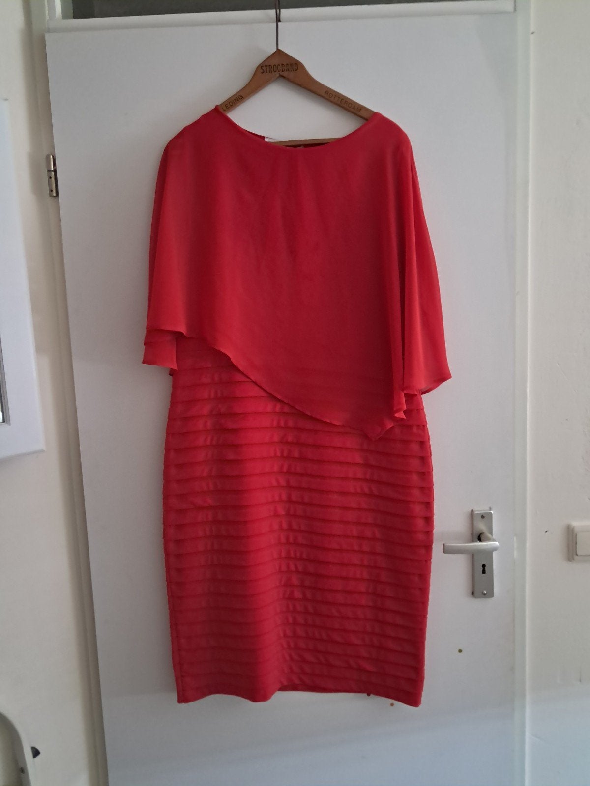Gerry Weber rode jurk met cape-detail, maat 42, Kleding | Dames, Maat 42/44 (L), Ophalen of Verzenden, Zo goed als nieuw, Knielengte