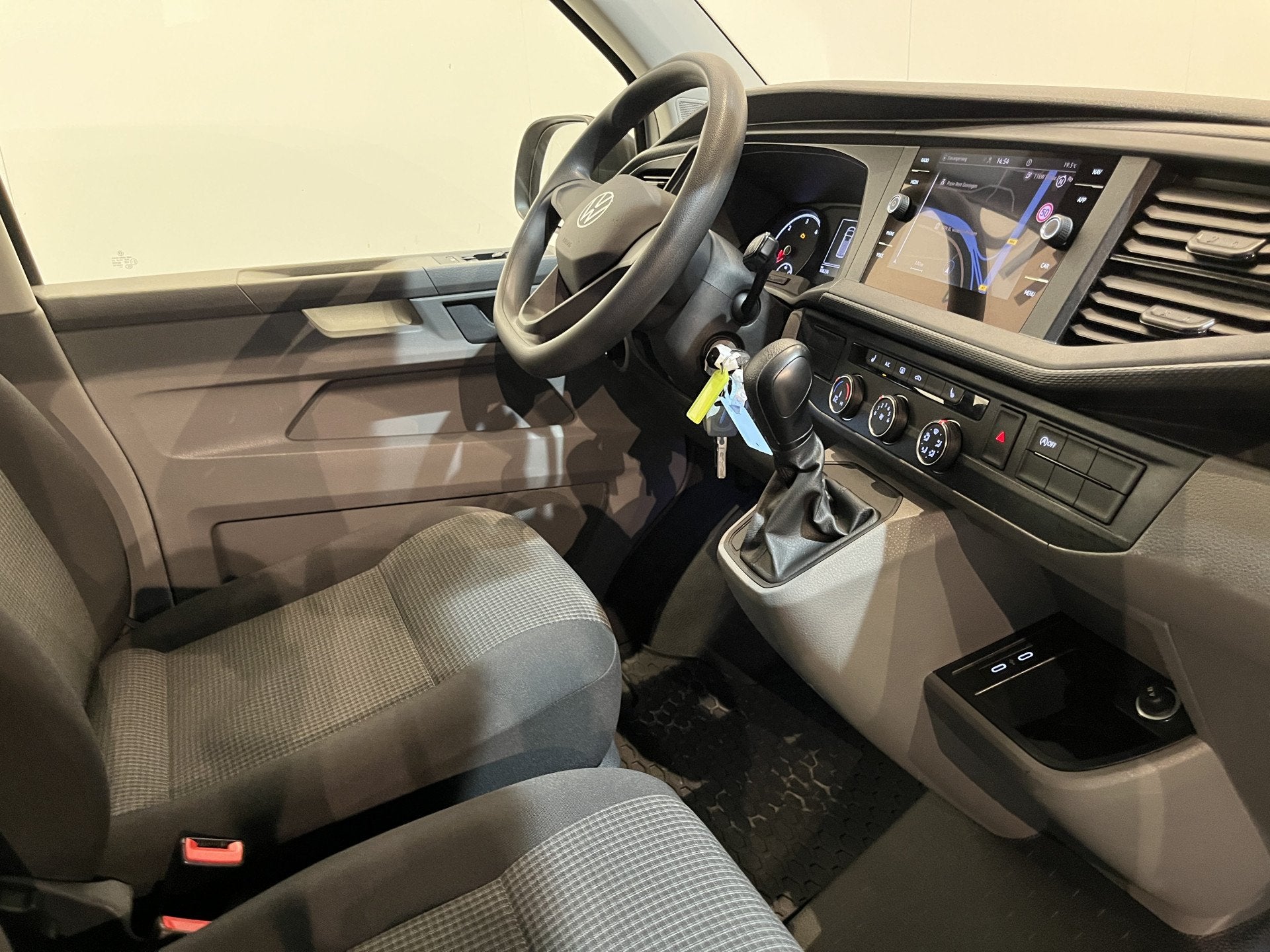 Volkswagen Transporter 2.0 TDI L2H1 150 PK DSG Automaat / Eu, Auto's, Bestelauto's, Stof, Gebruikt, Volkswagen, 2500 kg