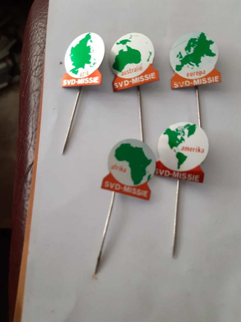 5 Speldjes SVD missie werelddelen groen  / oranje, Ophalen of Verzenden, Nieuw, Stad of Land, Speldje of Pin