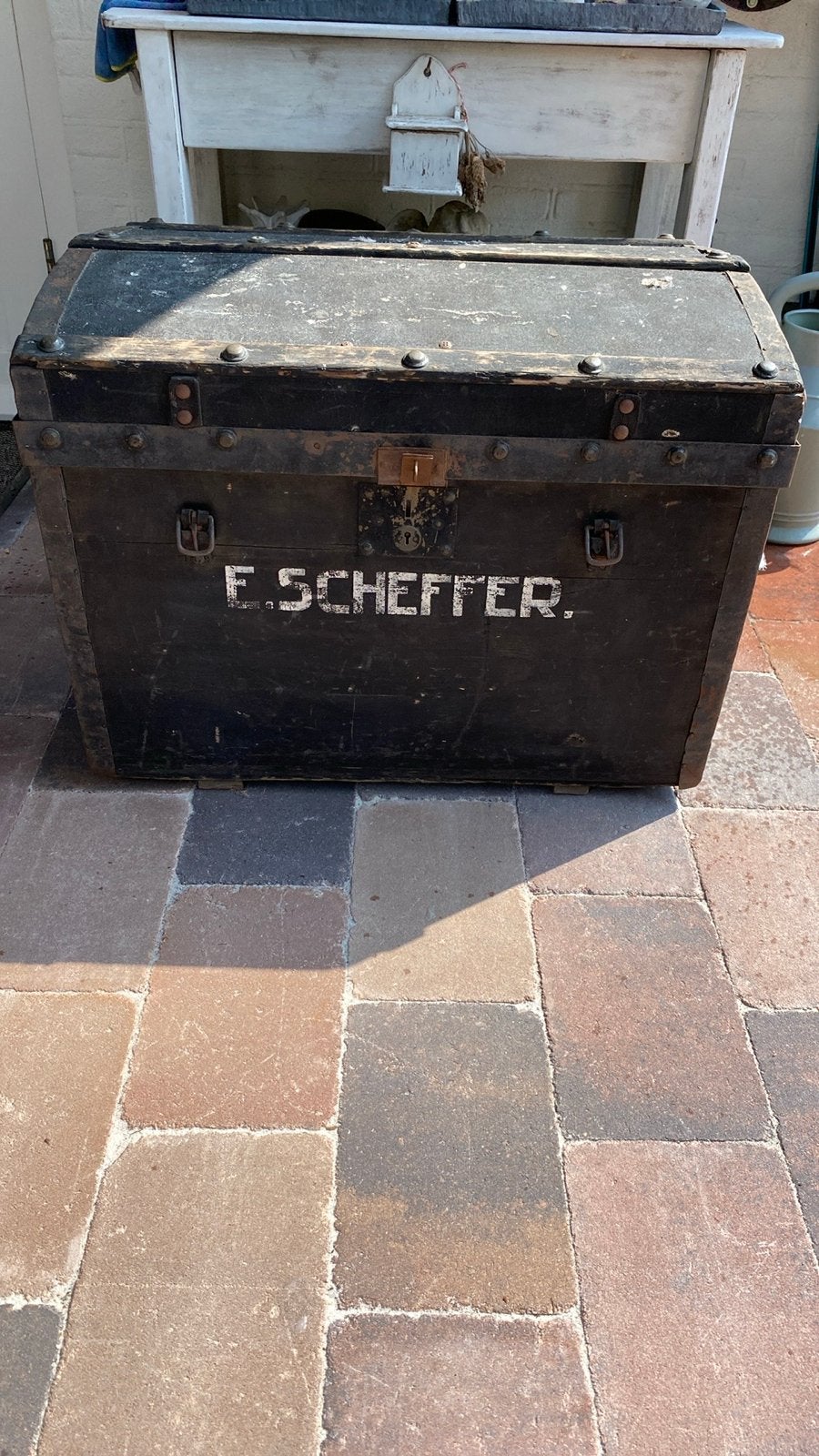 Antieke reiskoffer/scheepskist van W.P. Loomans Breda, Ophalen