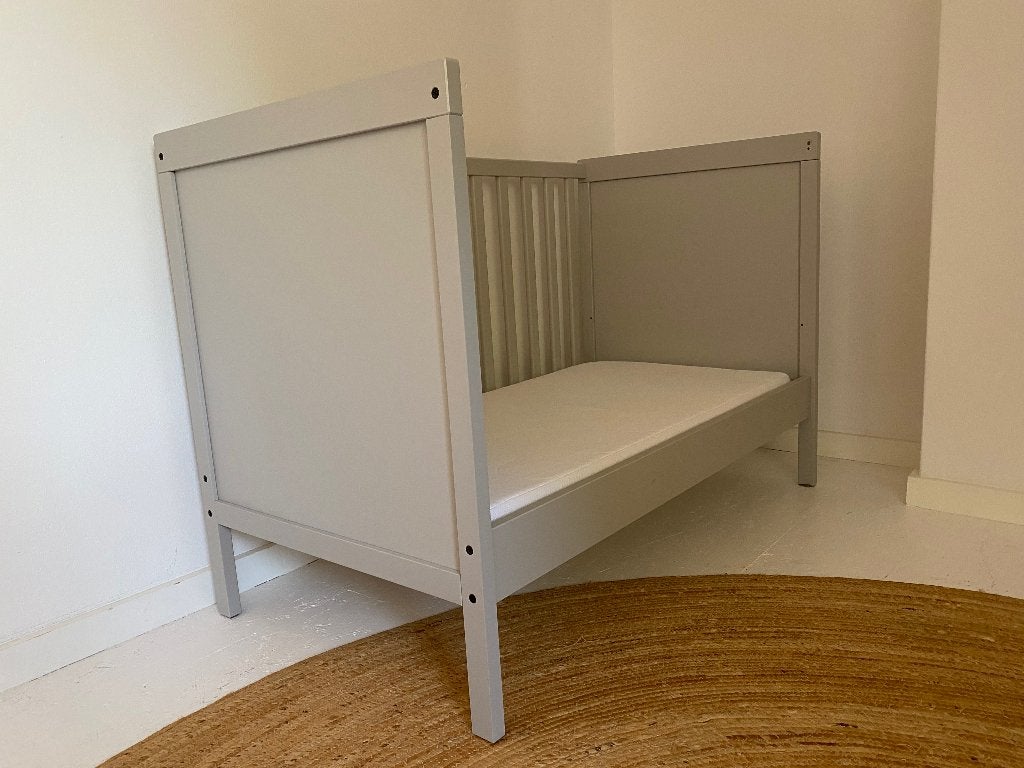 IKEA Sundvik babybedje grijs incl. matras en beddengoed, Ophalen of Verzenden, Gebruikt, Ledikant