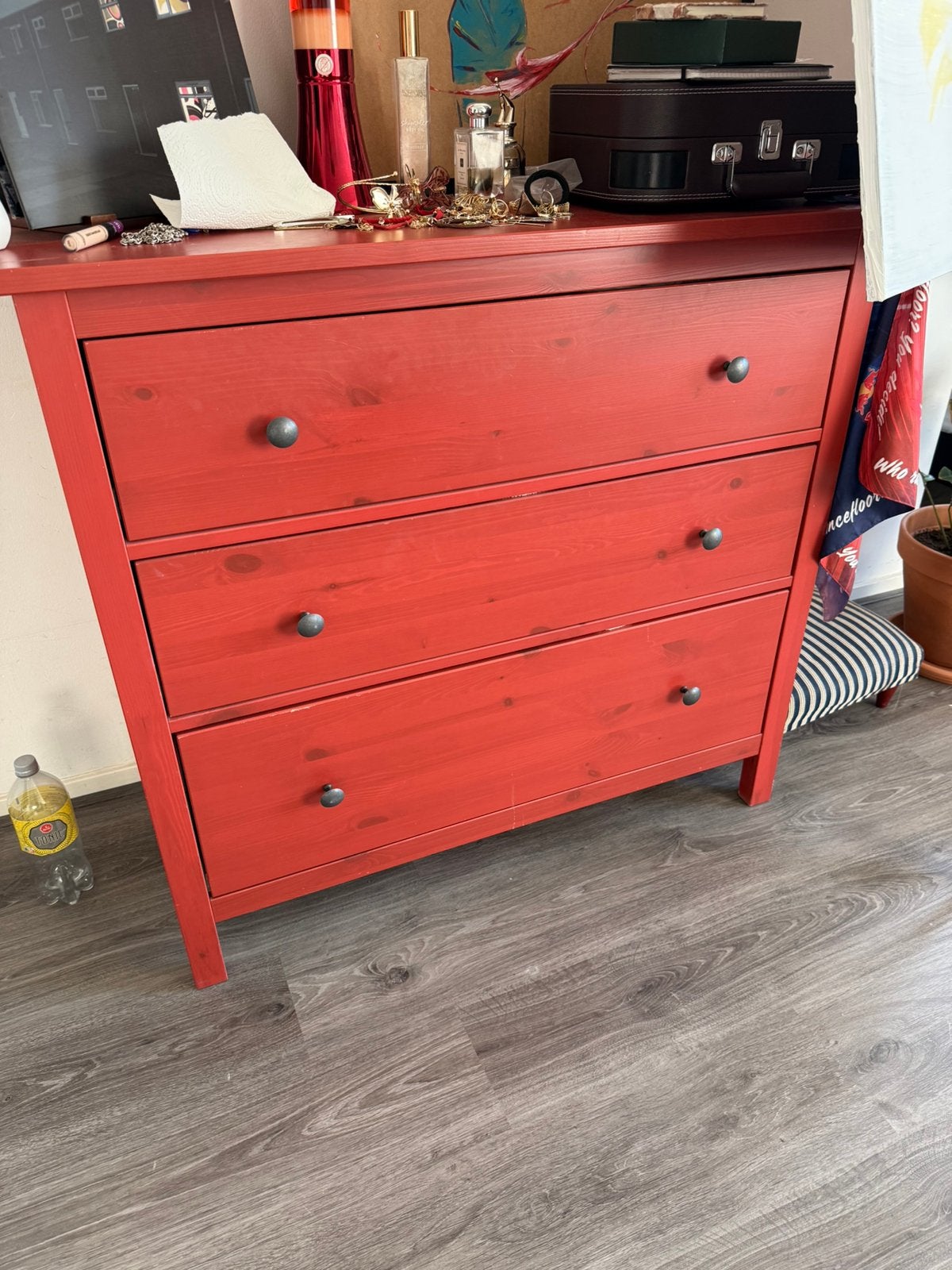 Rode houten ladekast (3 lades) (Hemnes-stijl), Huis en Inrichting, Kasten | Ladekasten, Ophalen, 5 laden of meer, 50 tot 100 cm