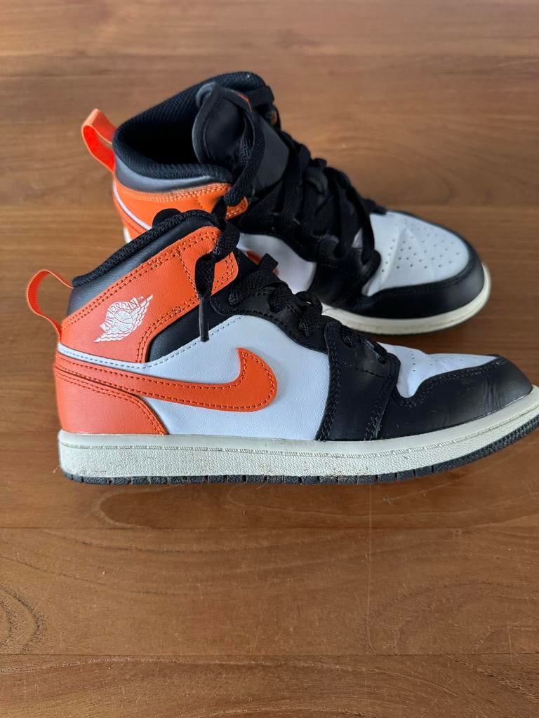 Jordan 1 mid oranje/wit maat 35, Ophalen of Verzenden, Zo goed als nieuw, Jongen of Meisje, Sportschoenen