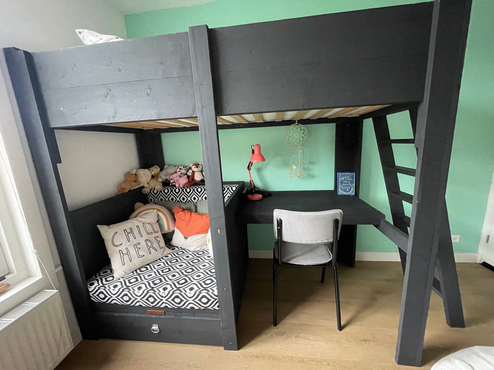 Steigerhouten Hoogslaper met Bureau en Bankje, Ophalen, 85 tot 100 cm, Gebruikt, Hoogslaper of Stapelbed
