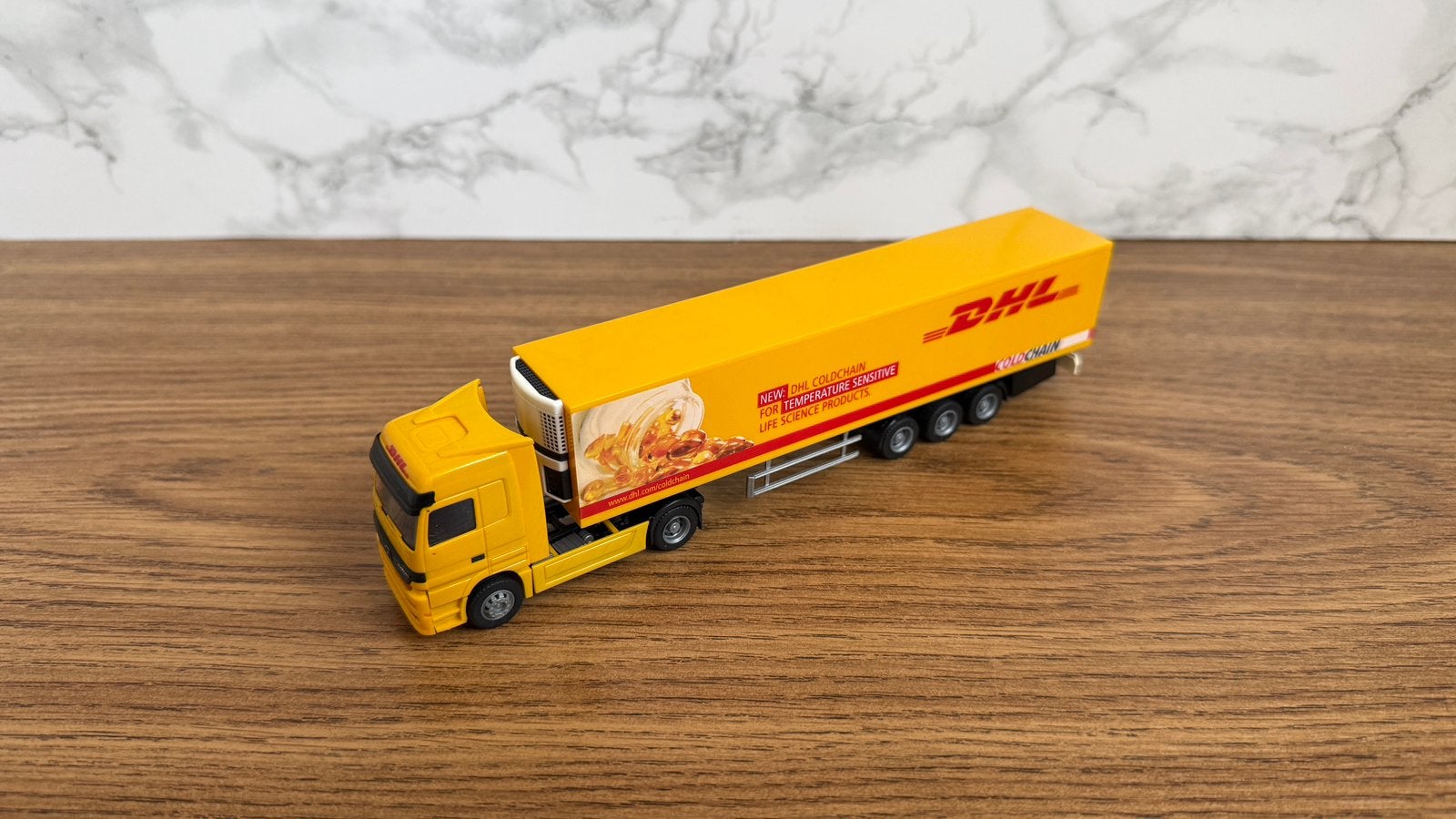 Rietze Mercedes Benz Actros DHL Vrachtwagen Reclamemodel, Hobby en Vrije tijd, Modelauto's | 1:87, Ophalen of Verzenden, Zo goed als nieuw