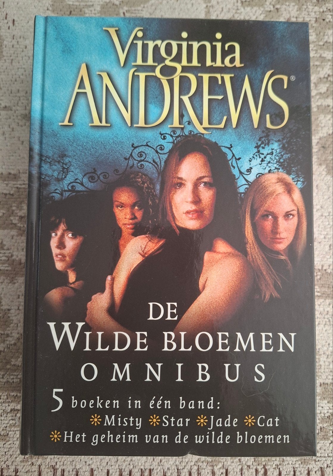 Virginia Andrews - De Wilde Bloemen Omnibus (5 boeken), Ophalen of Verzenden, Gelezen, Virginia Andrews