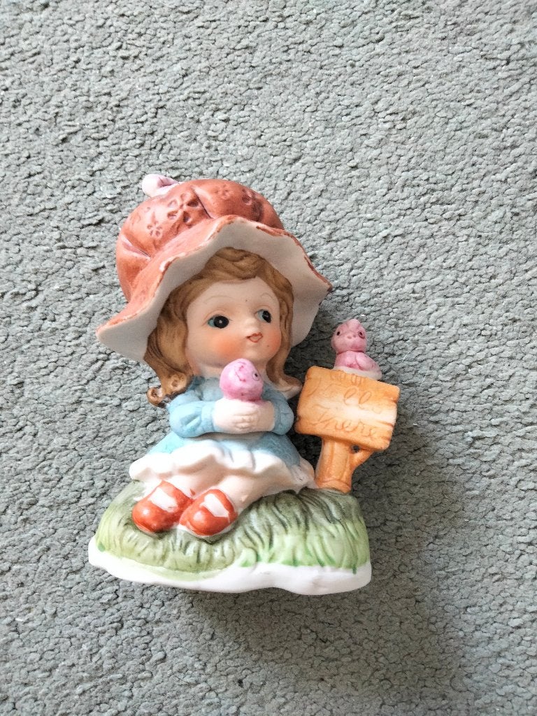 Vintage beeldje meisje met hoed en kuikentjes, Verzamelen, Ophalen, Gebruikt, Mens