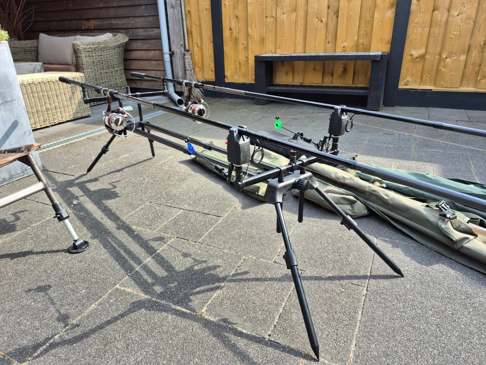 Complete karpervisuitrusting: hengels, rodpod, stoel, parapl, Ophalen, Gebruikt, Complete set
