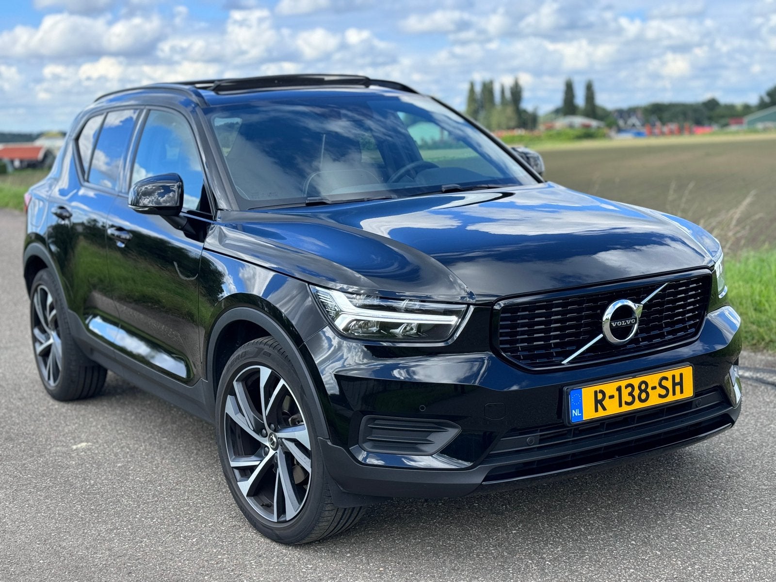 Volvo XC40 2.0 T4 R-Design 191 PK Pano | Trekhaak, Auto's, Dealer onderhouden, 4 cilinders, 1969 cc, Zwart