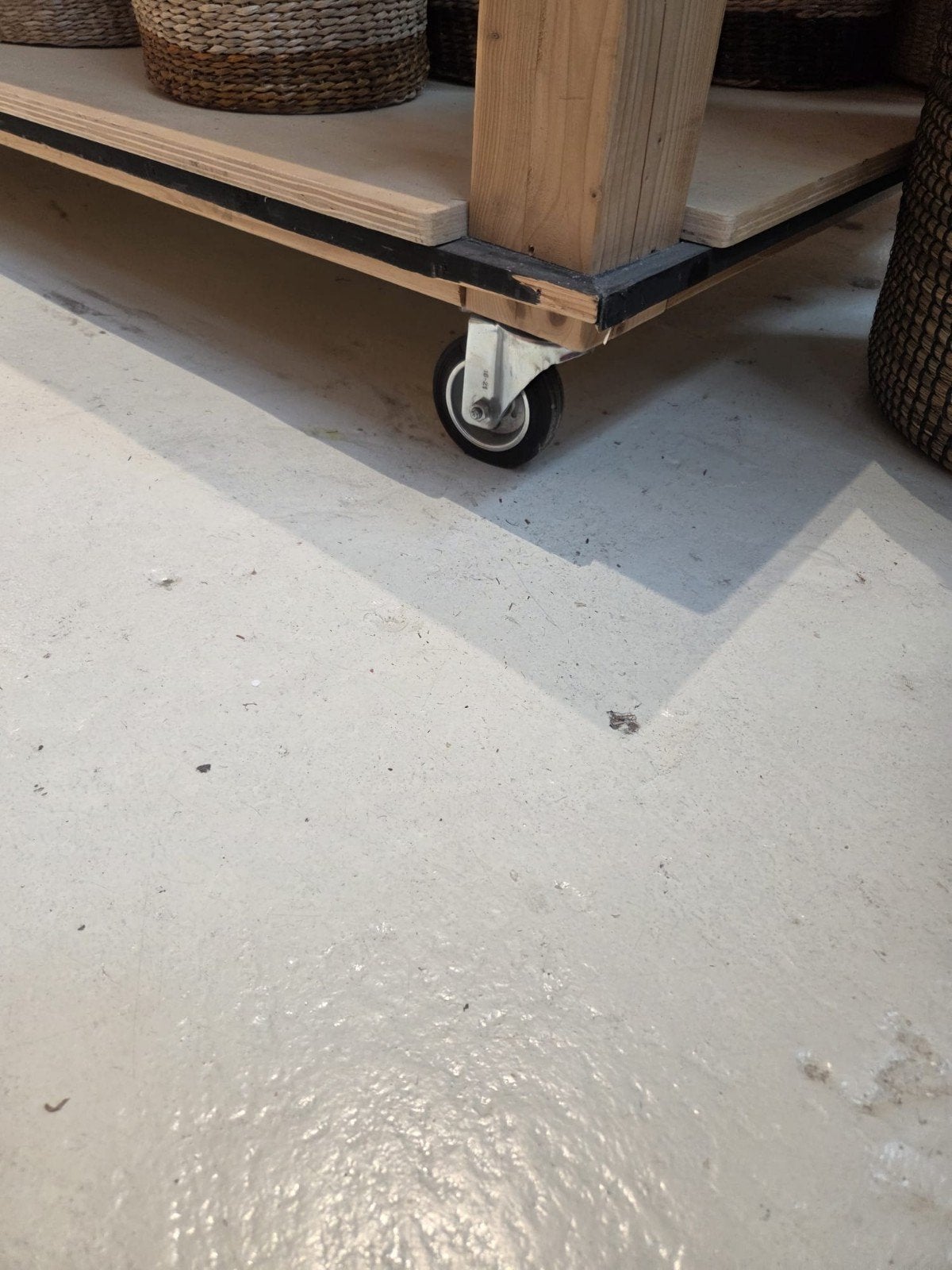 Foto 3 van Robuuste houten tafel op wielen - Ideaal voor winkel/atelier