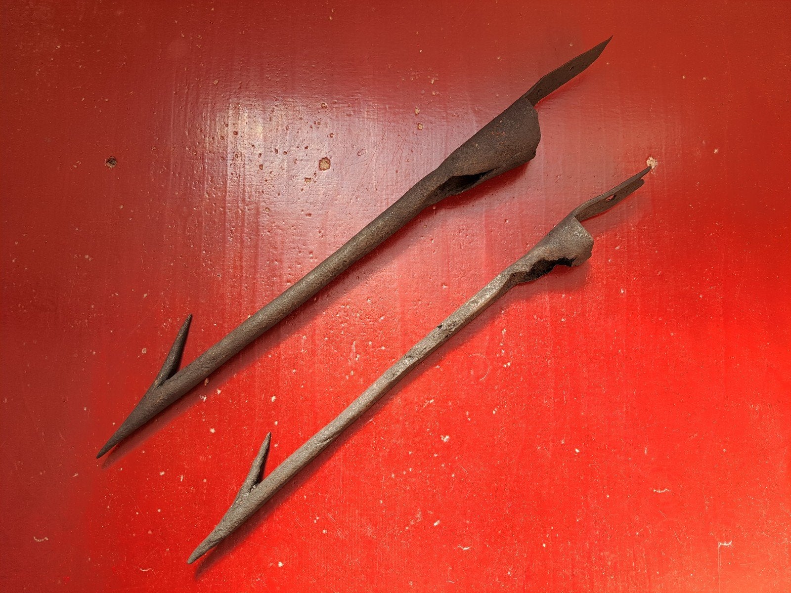 2 smeedijzeren 19e eeuwse harpoenen, Antiek en Kunst, Ophalen of Verzenden