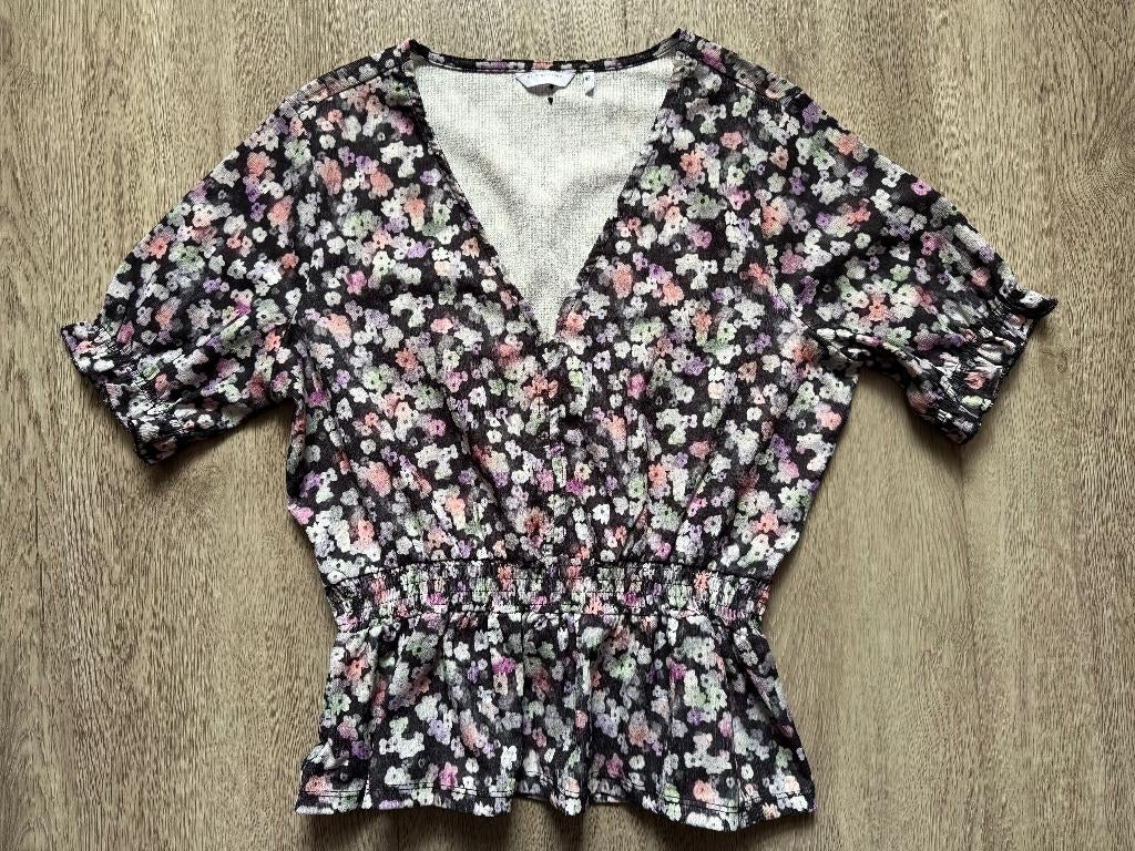 Gebloemde peplum top, Kleding | Dames, Tops, Zo goed als nieuw, Maat 38/40 (M), Zwart, Korte mouw, Ophalen of Verzenden
