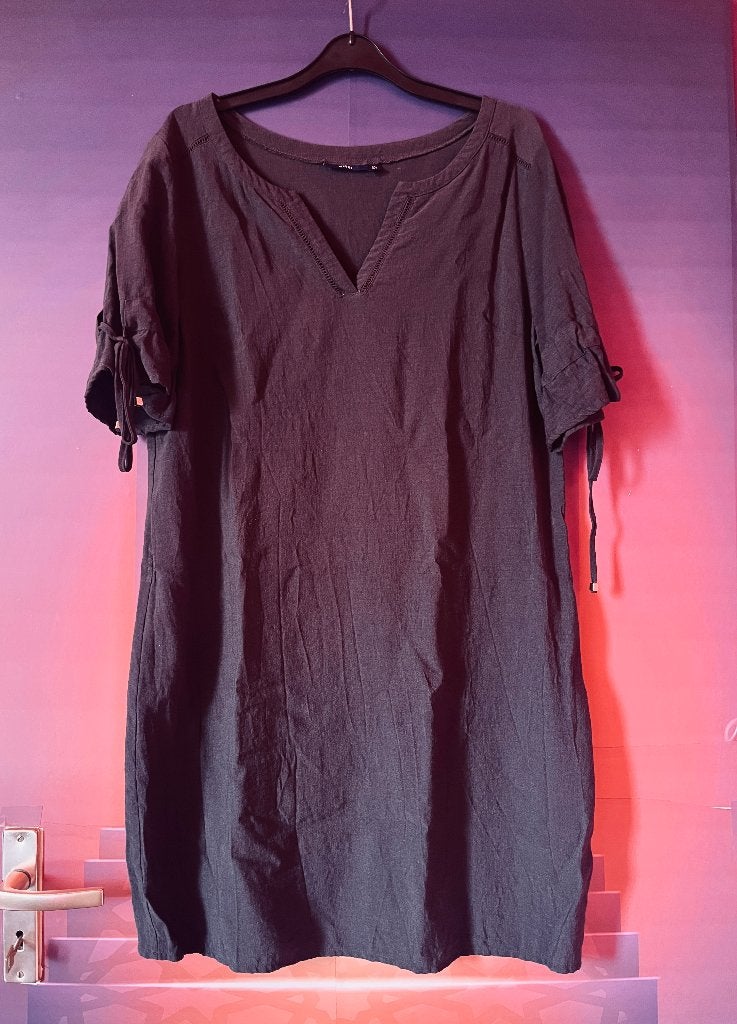 Splinternieuw grijze jurk met v-hals maat 44 nu voor 19,99€, Kleding | Dames, Maat 42/44 (L), Nieuw, Ophalen of Verzenden, Grijs