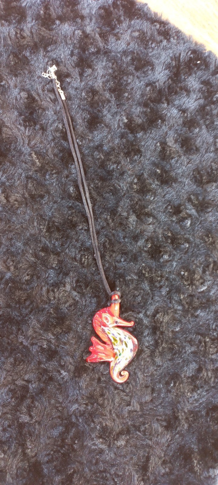 Mooie Zeepaard Hanger Ketting - Rood en Goudkleurig, Ophalen of Verzenden