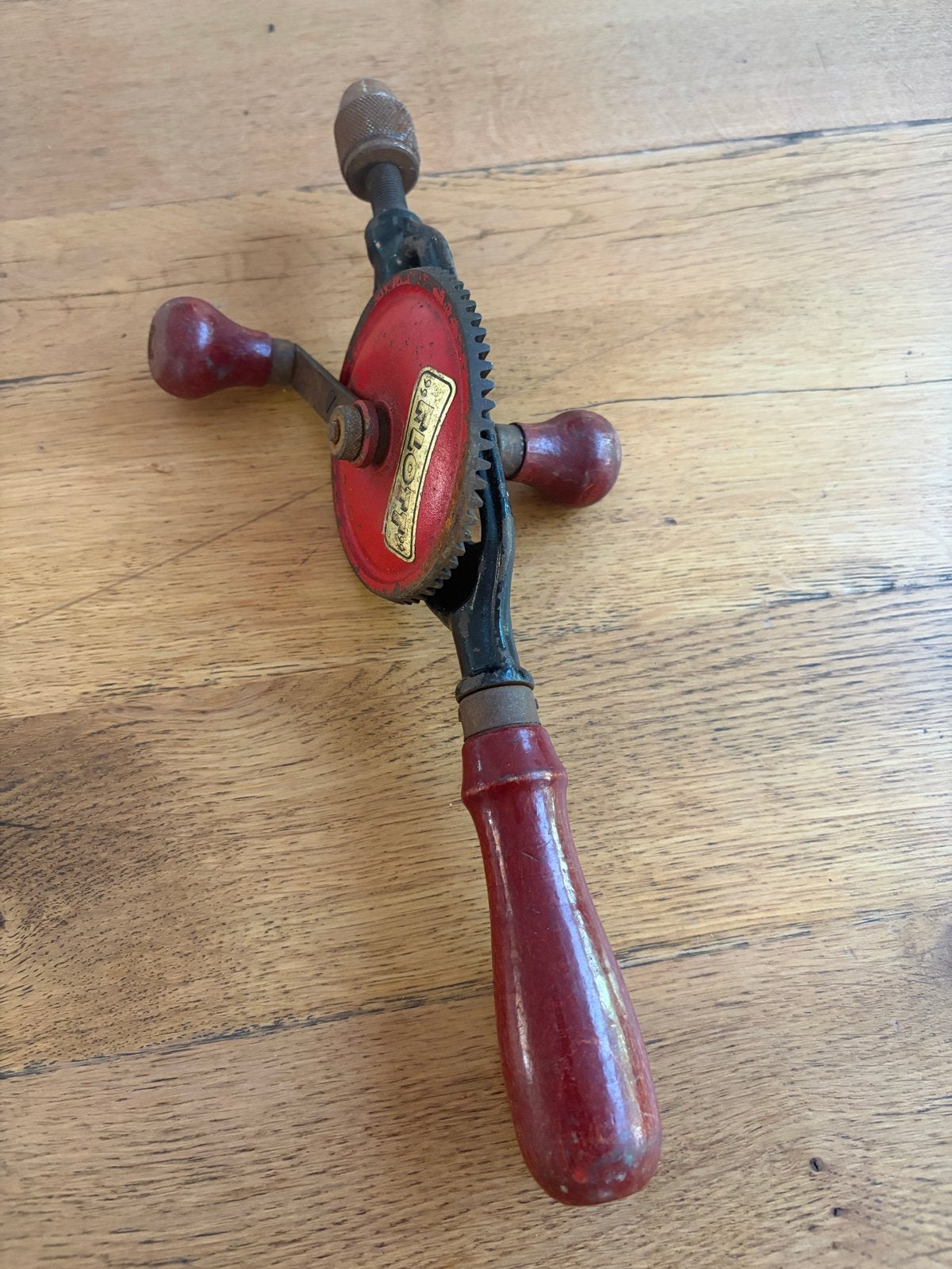 Vintage Handboor met Rood Tandwiel en Houten Handvat, Antiek en Kunst, Ophalen of Verzenden