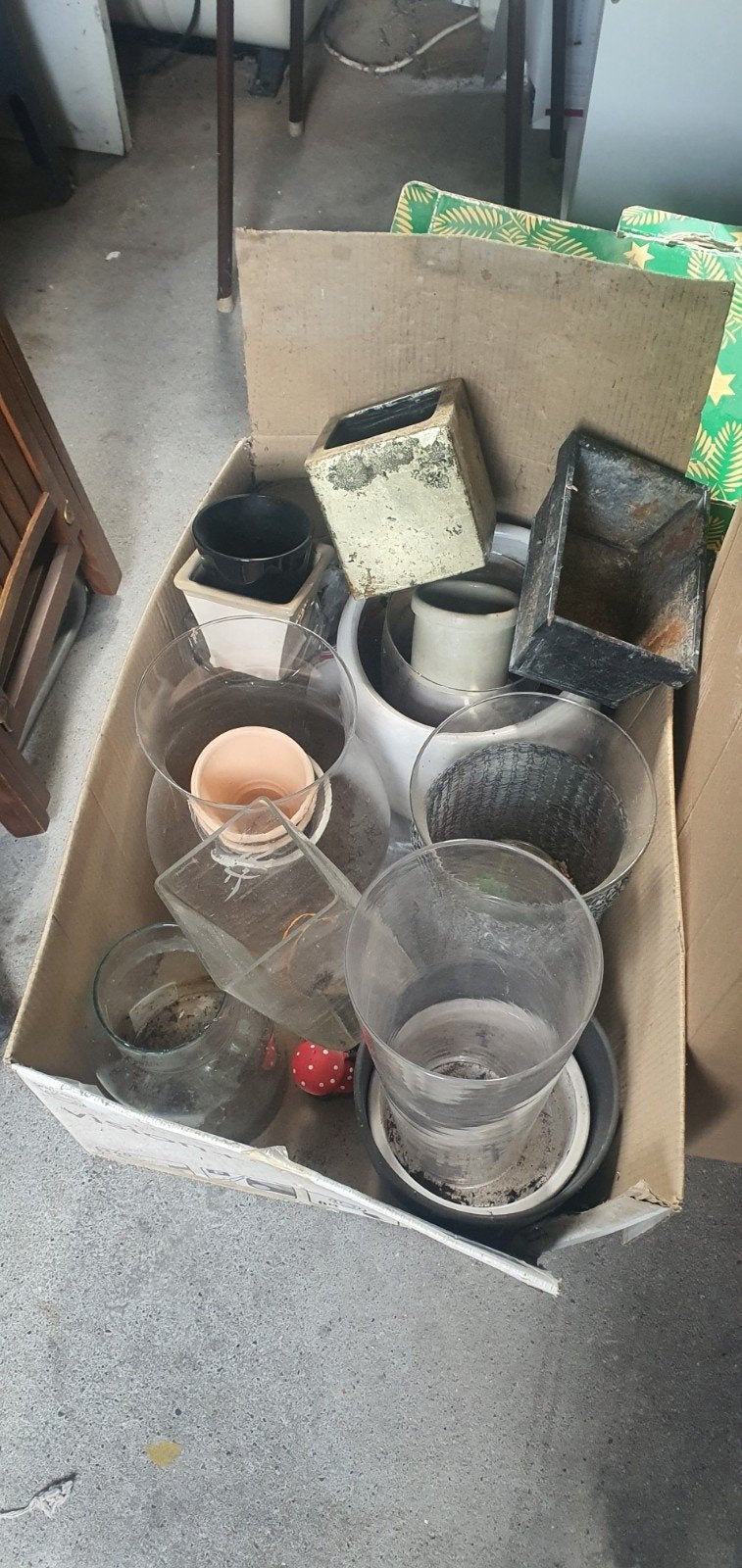Grote doos met bloempotjes en vaasjes - Gratis af te halen, Ophalen, Gebruikt, Rond, Balkon