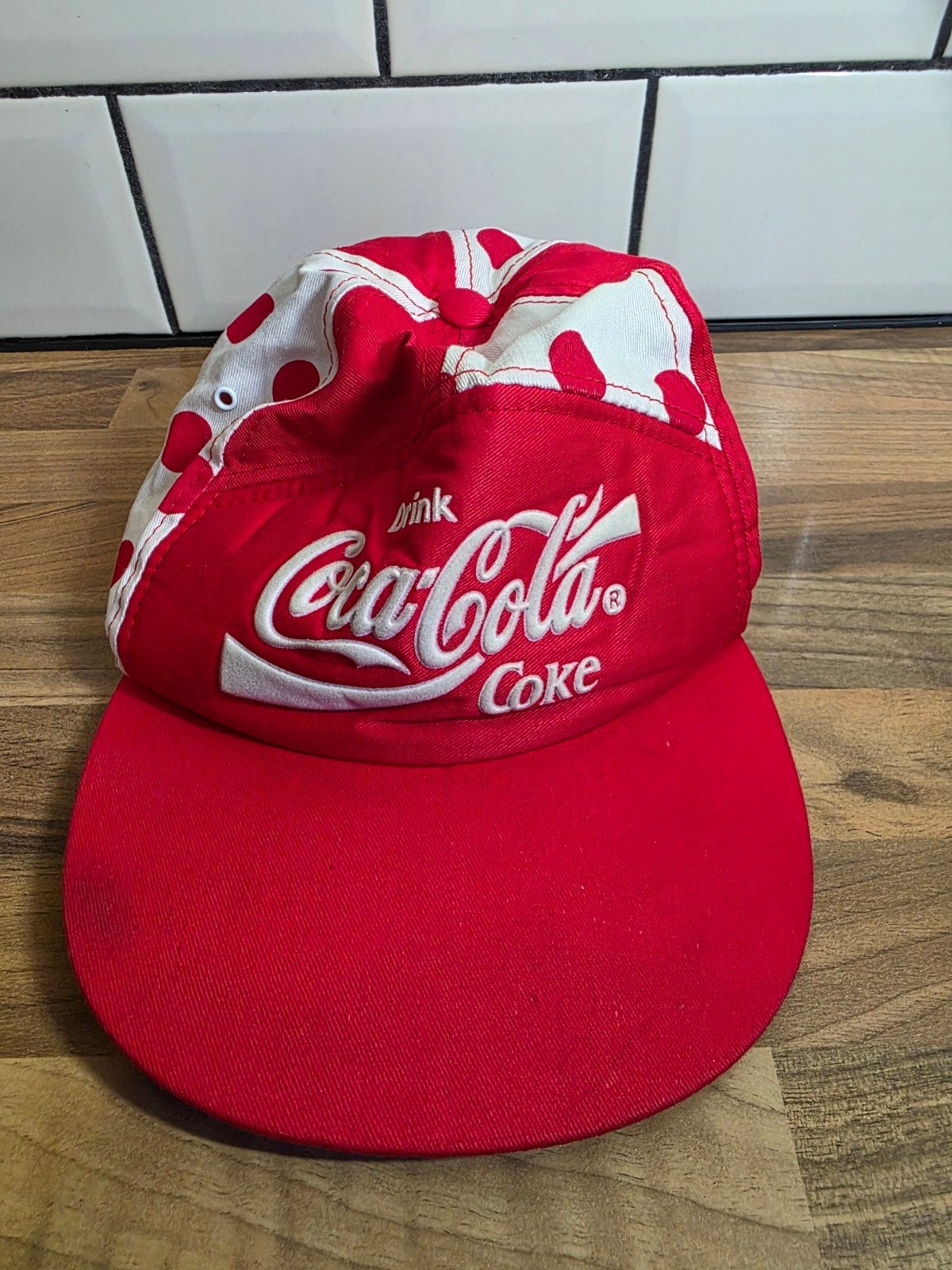 Vintage Coca-Cola Pet - Rood met Witte Stippen, Verzamelen, Ophalen of Verzenden, Gebruikt, Gebruiksvoorwerp