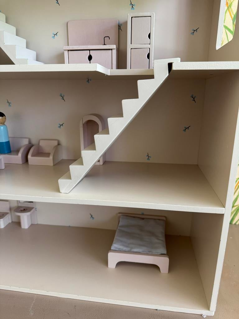 Groot Houten Poppenhuis met Meubels - Zo Goed als Nieuw, Ophalen, Zo goed als nieuw, Poppenhuis