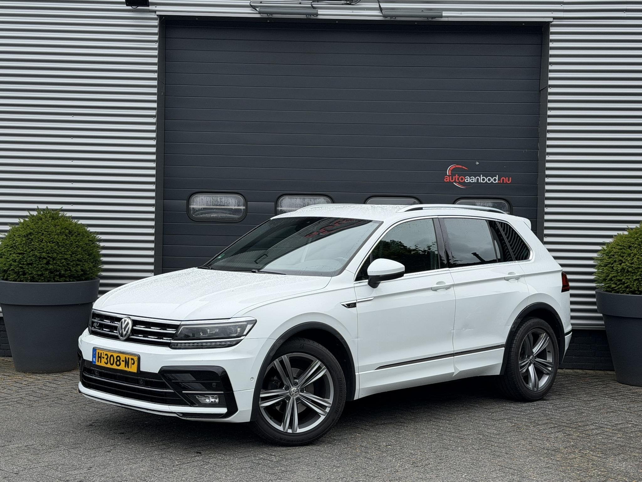 Volkswagen Tiguan 1.5 TSI DSG R-Line TIK IN MOTOR | Navigati, Auto's, Gebruikt, 150 pk, Wit, SUV of Terreinwagen