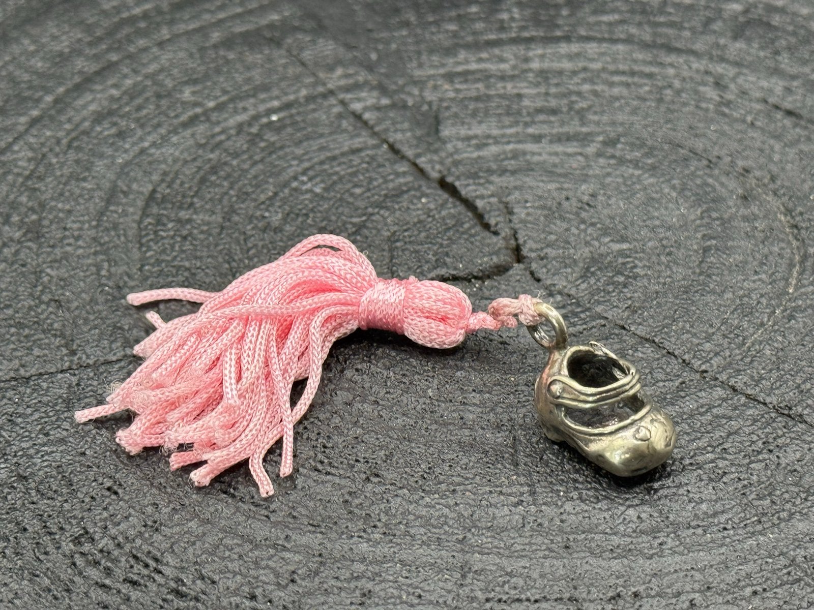 Zilveren miniatuur kinderschoentje met roze pluim, Verzenden, Zilver