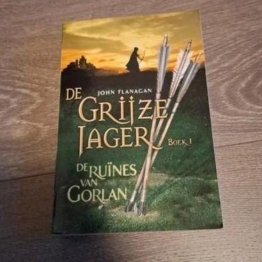 John Flanagan - De ruïnes van Gorlan, Ophalen of Verzenden, Zo goed als nieuw, John Flanagan