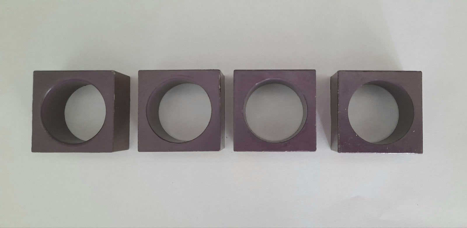 4 purperkleurige design servetringen vierkant én rond, Huis en Inrichting, Keuken | Servies, Ophalen of Verzenden, Nieuw, Hout
