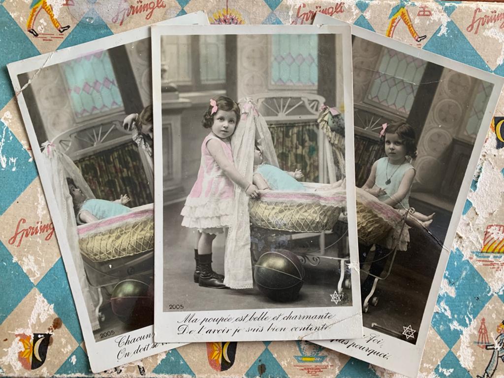 3x Meisje doet de pop in bed (EL), Ophalen of Verzenden, Voor 1920, Gelopen, Kinderen