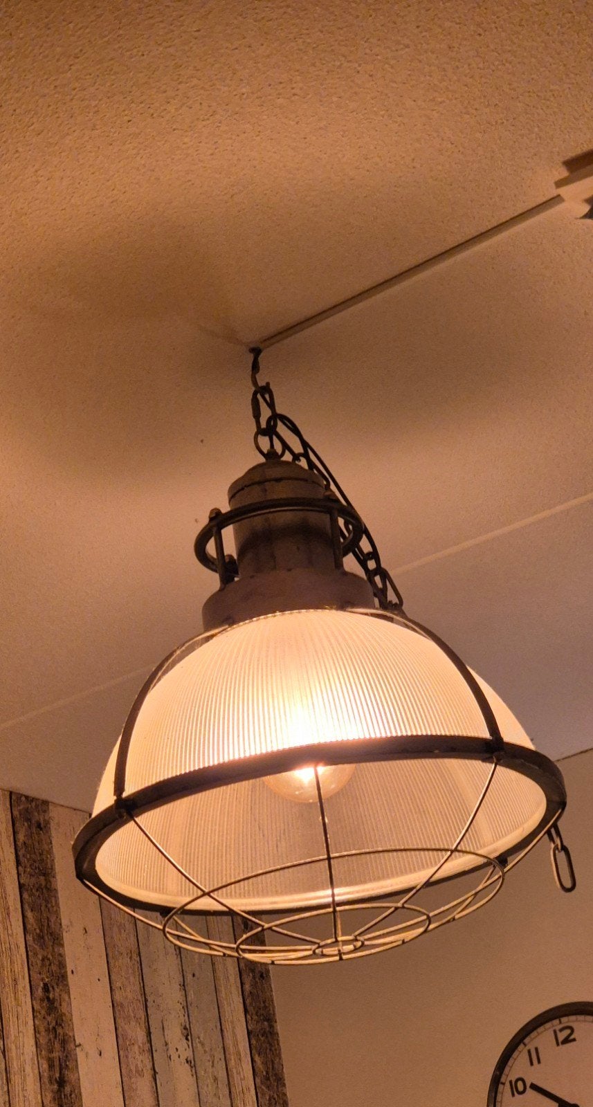 Industriële hanglamp met glazen kap en metalen kooi, Huis en Inrichting, Lampen | Hanglampen, Gebruikt, Glas, Industrieel, E27 (groot)