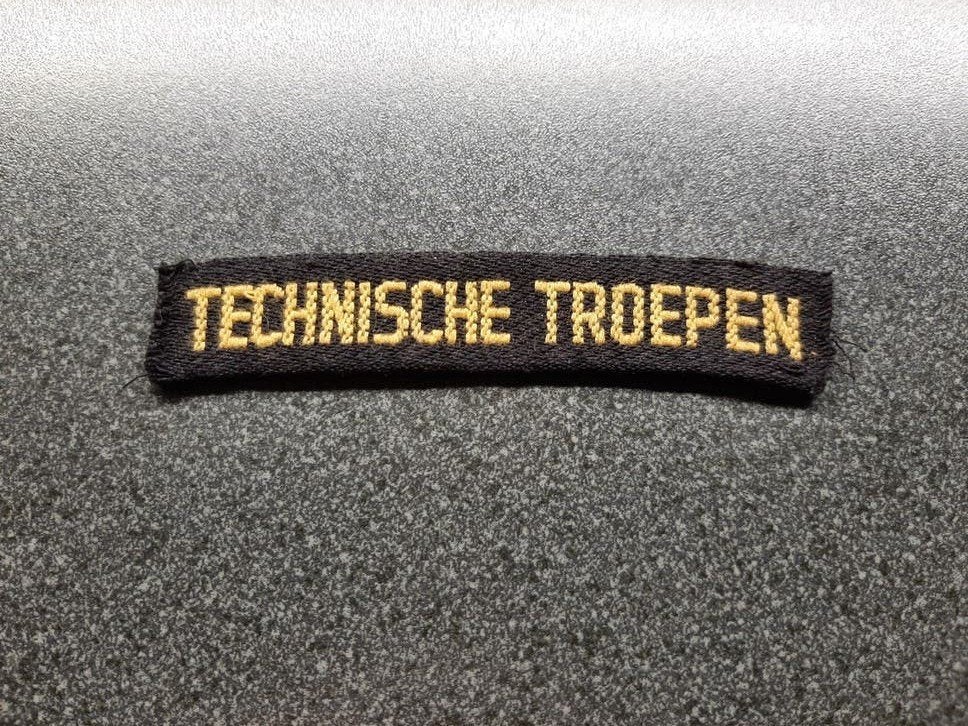 Technische  Troepen   -  straatnaam / schoudertitel. KL, Ophalen of Verzenden, Landmacht, Nederland, Embleem of Badge