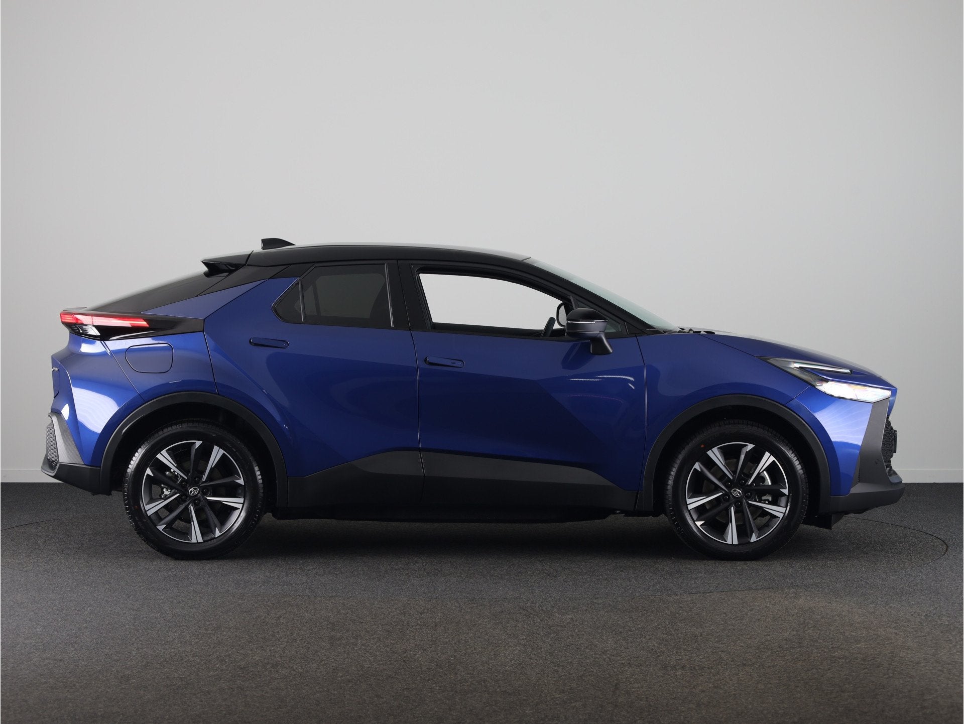 Toyota C-HR 2.0 Plug-in Hybrid 220 Dynamic *NIEUW* | Direct, Auto's, 12 maanden, Stof, Zwart, 4 cilinders