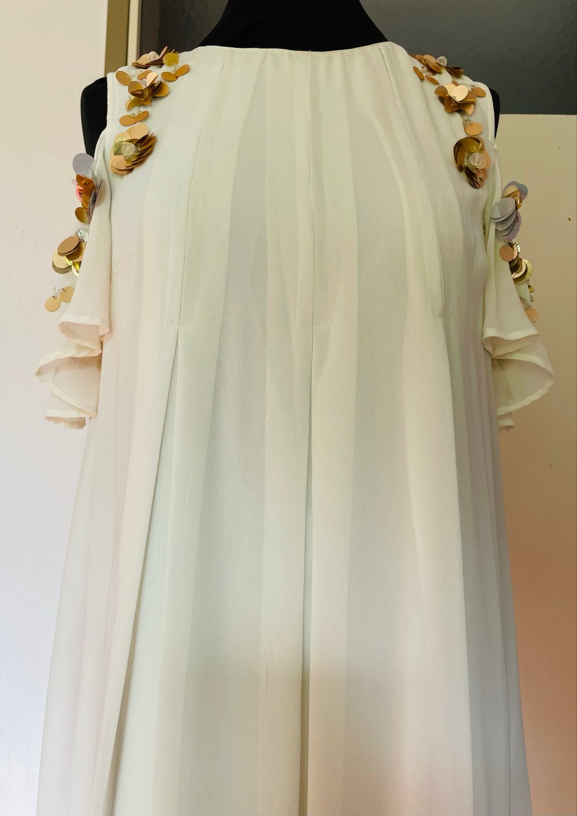 Witte jurk met gouden pailletten en open schouders, Maat 38/40 (M), Wit, Nieuw, Ophalen of Verzenden