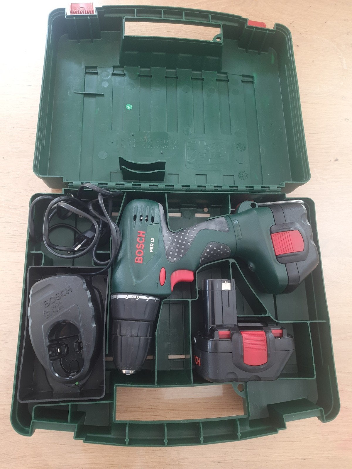 Bosch PSR 12 Accu scchroef-/boormachine 12V met 2 accu's, Ophalen, Variabele snelheid, Minder dan 400 watt, Zo goed als nieuw